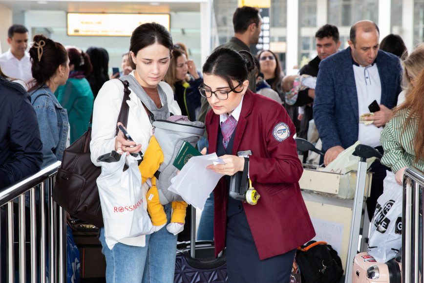 Qatarlara minik asanlaşdı: artıq elektron şəxsiyyət vəsiqəsi də keçərlidir